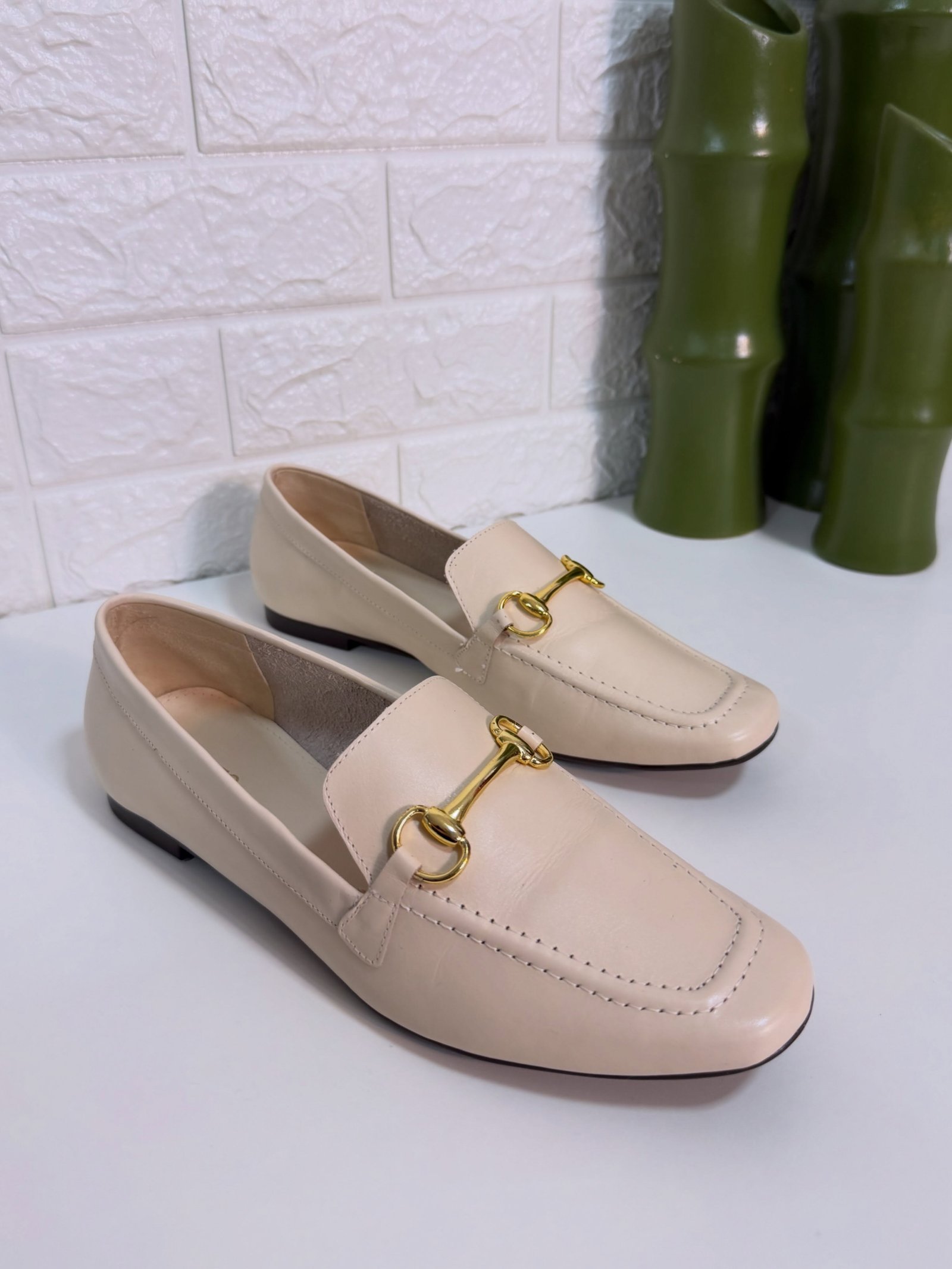Mocassim Off-White Fivela Gold - Imagem 1
